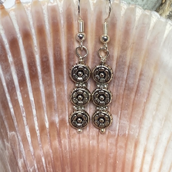 NWOT Dainty silver flower stacked earrings pierced - Picture 3 of 4